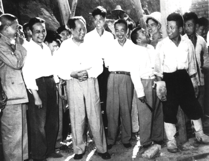 1958年，毛主席在湖北視察武昌第一紗廠(現(xiàn)武漢國棉六廠)。