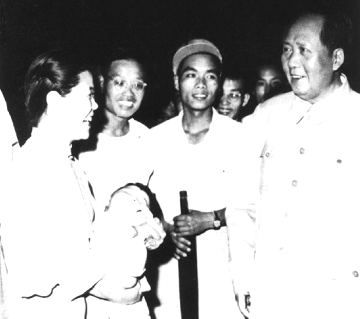 1957年，毛主席在湖北武漢長江大橋上與群眾交談。