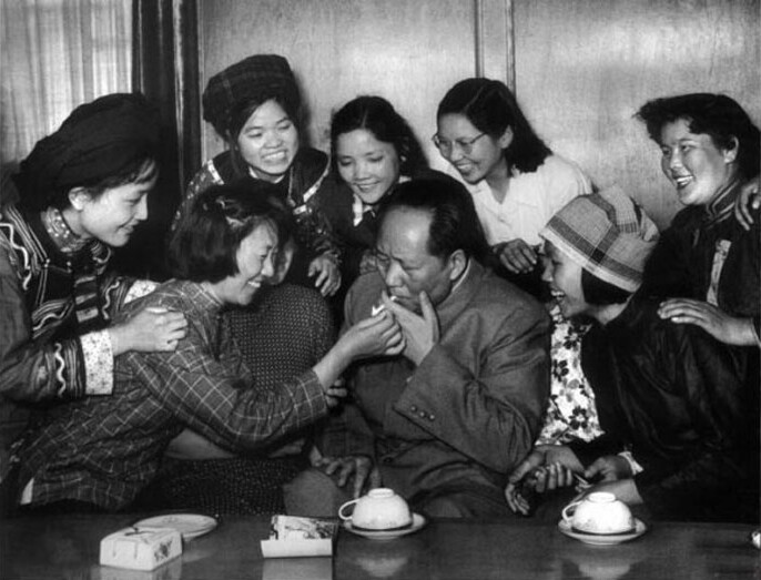 1957年，毛澤東和中國新民主主義青年團第三次全國代表大會的“三大”代表在一起。攝影：洪克