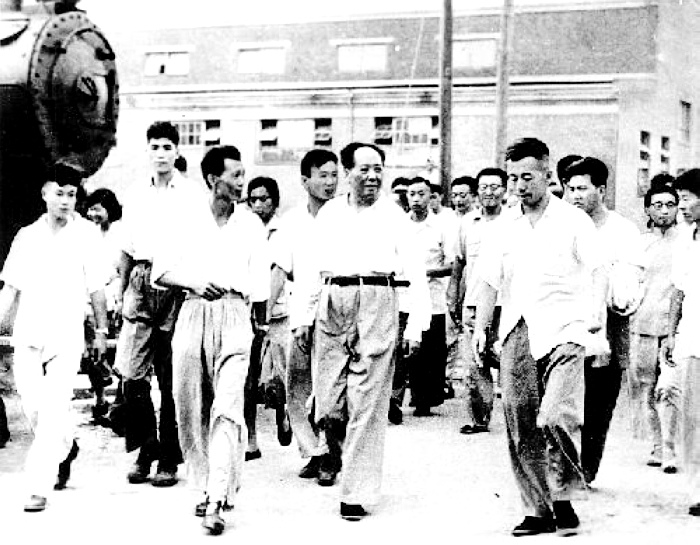 1958年，毛主席在湖北視察武漢重型機床廠。