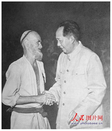 1958年，毛澤東和維吾爾族老人庫爾班·吐魯木親切握手。