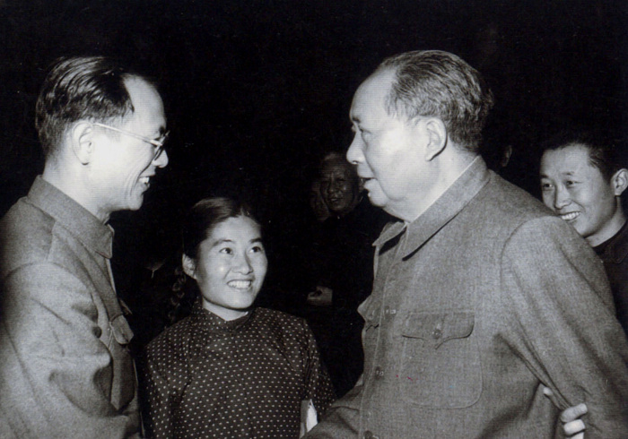 1965年，毛主席在北京與生物化學家彭加木親切握手交談。攝影：錢嗣杰