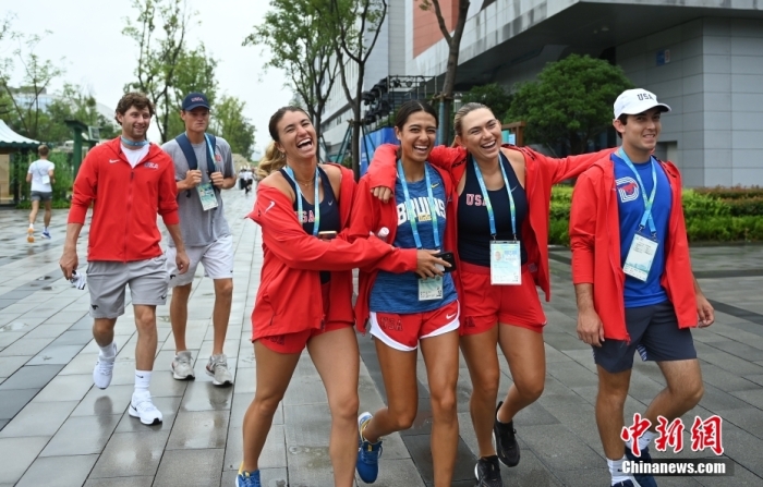 美國運動員在村內(nèi)開心漫步。<a target='_blank' href='/'><p  align=