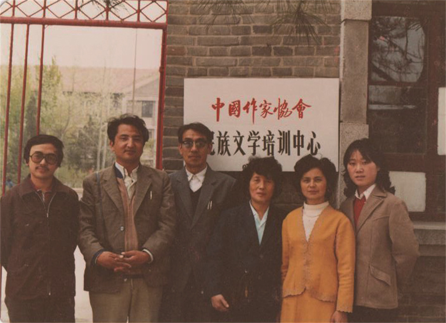 在民族文學(xué)雜志社任職期間，吉米平階（左一）和同事合影??.jpg